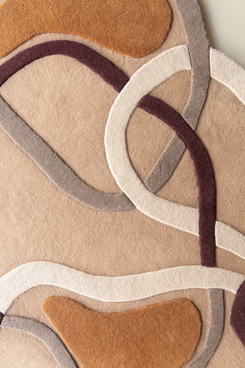 Modern designer rug with interlinked pattern for living room