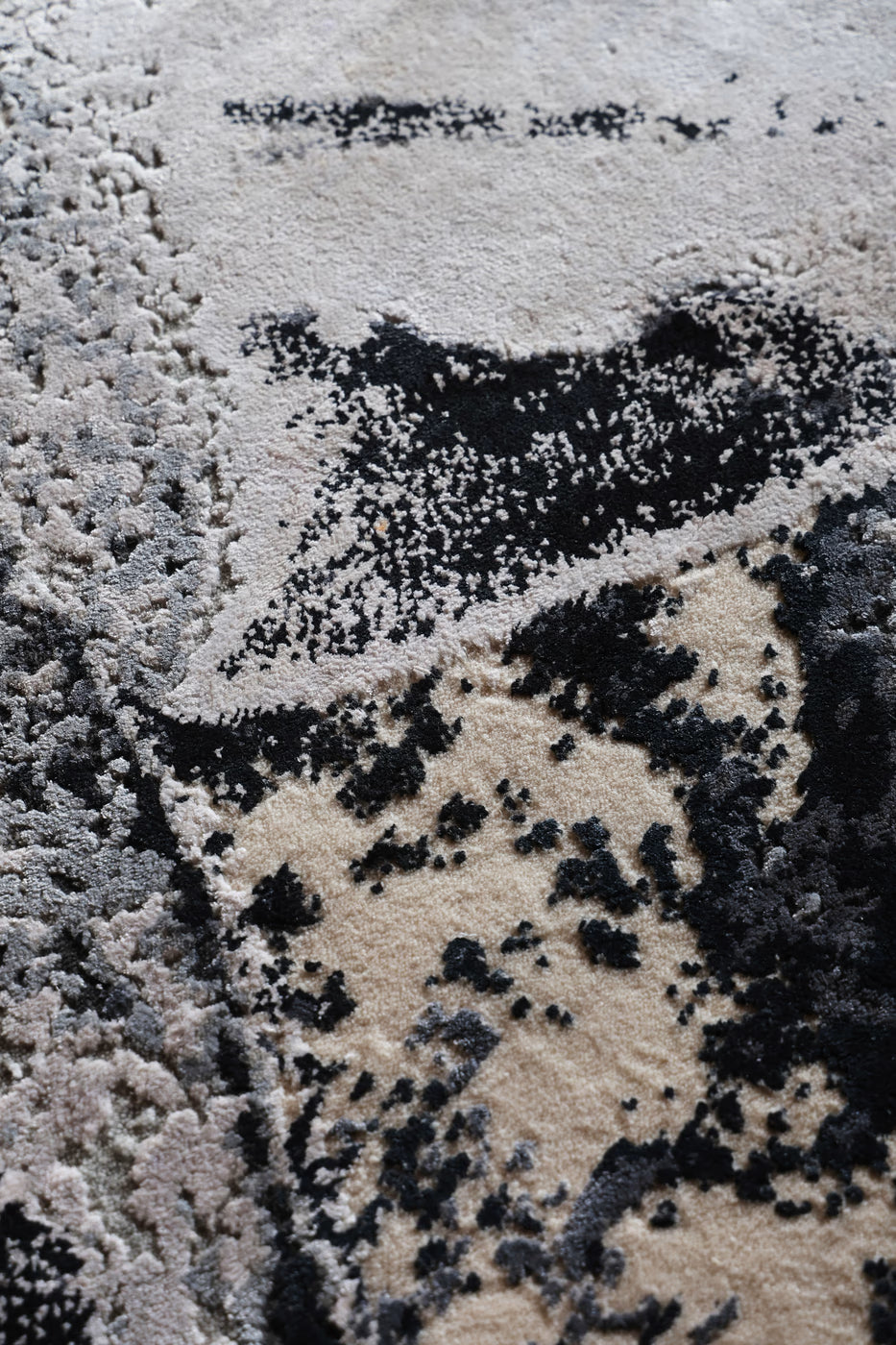 Modern abstract rug with ivory and charcoal tones