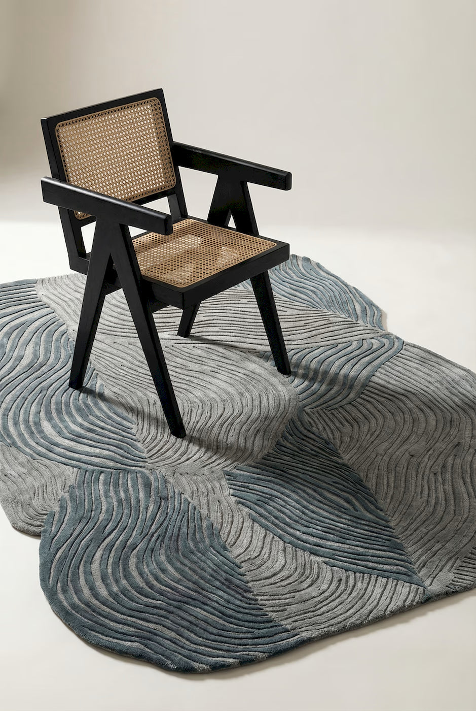 Soft wool rug with organic wave pattern in teal
