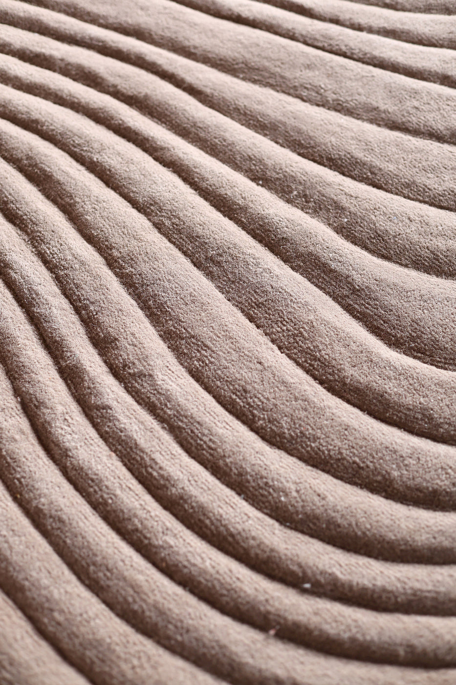 Modern neutral wool rug with carved wave texture