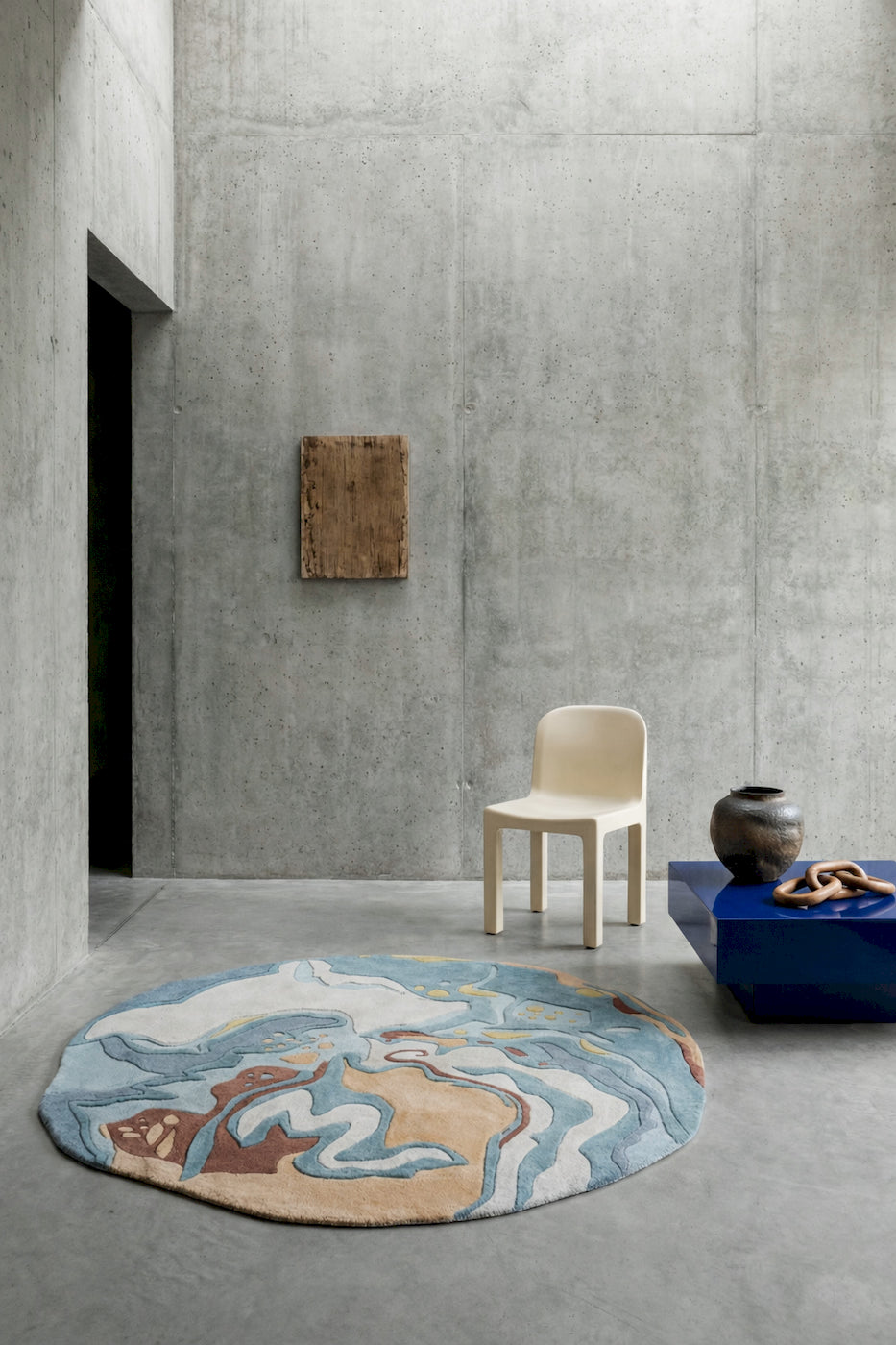 Round abstract area rug in blue and beige tones