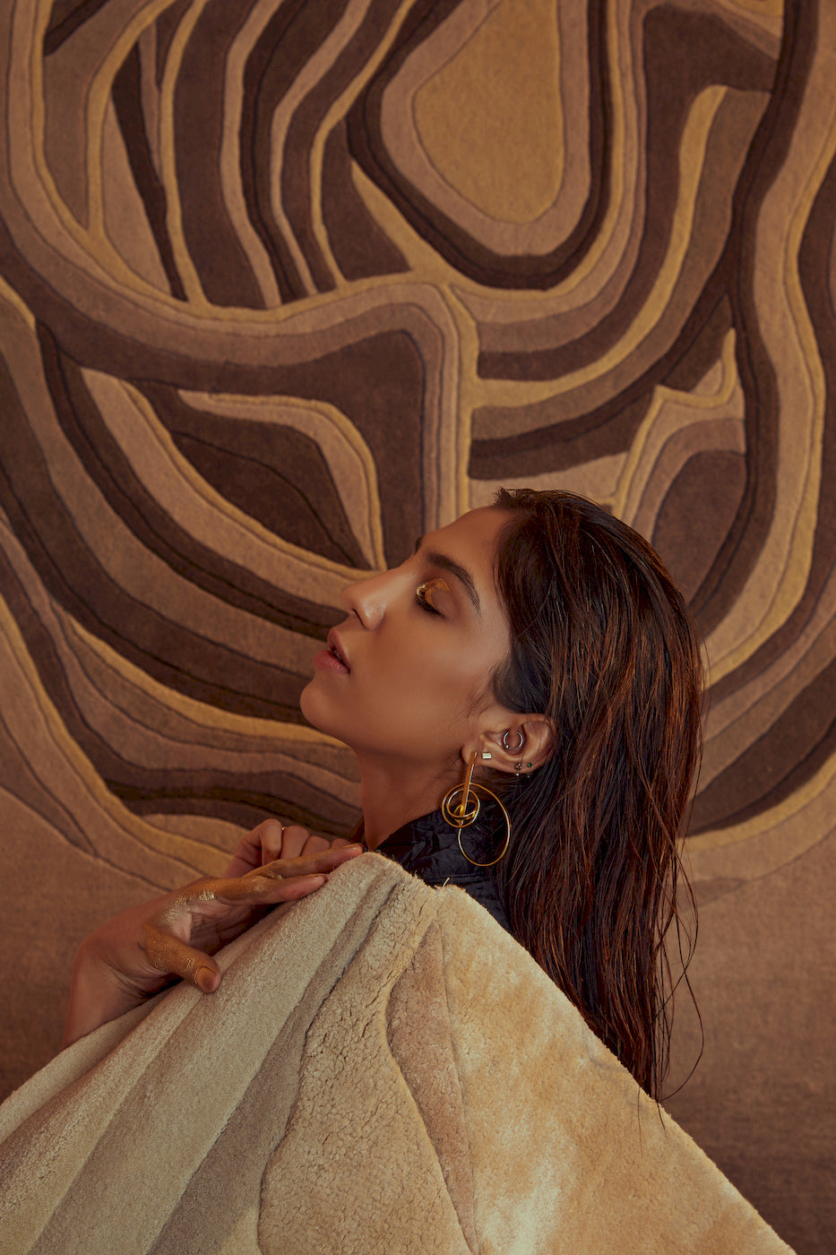 Luxury modern grey rug with abstract layered lines