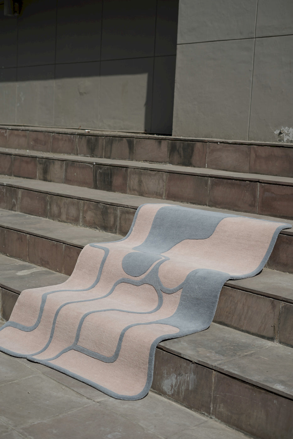 Modern abstract area rug with geometric puzzle design
