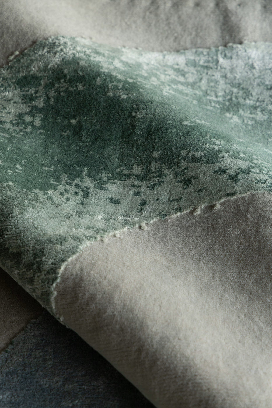 luxury contemporary rug with organic pattern wool tencel