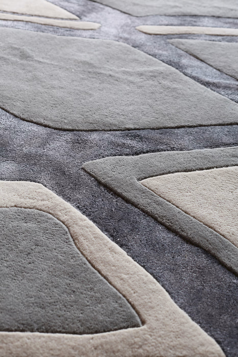 Modern grey designer rug with serpentine pattern and high low texture