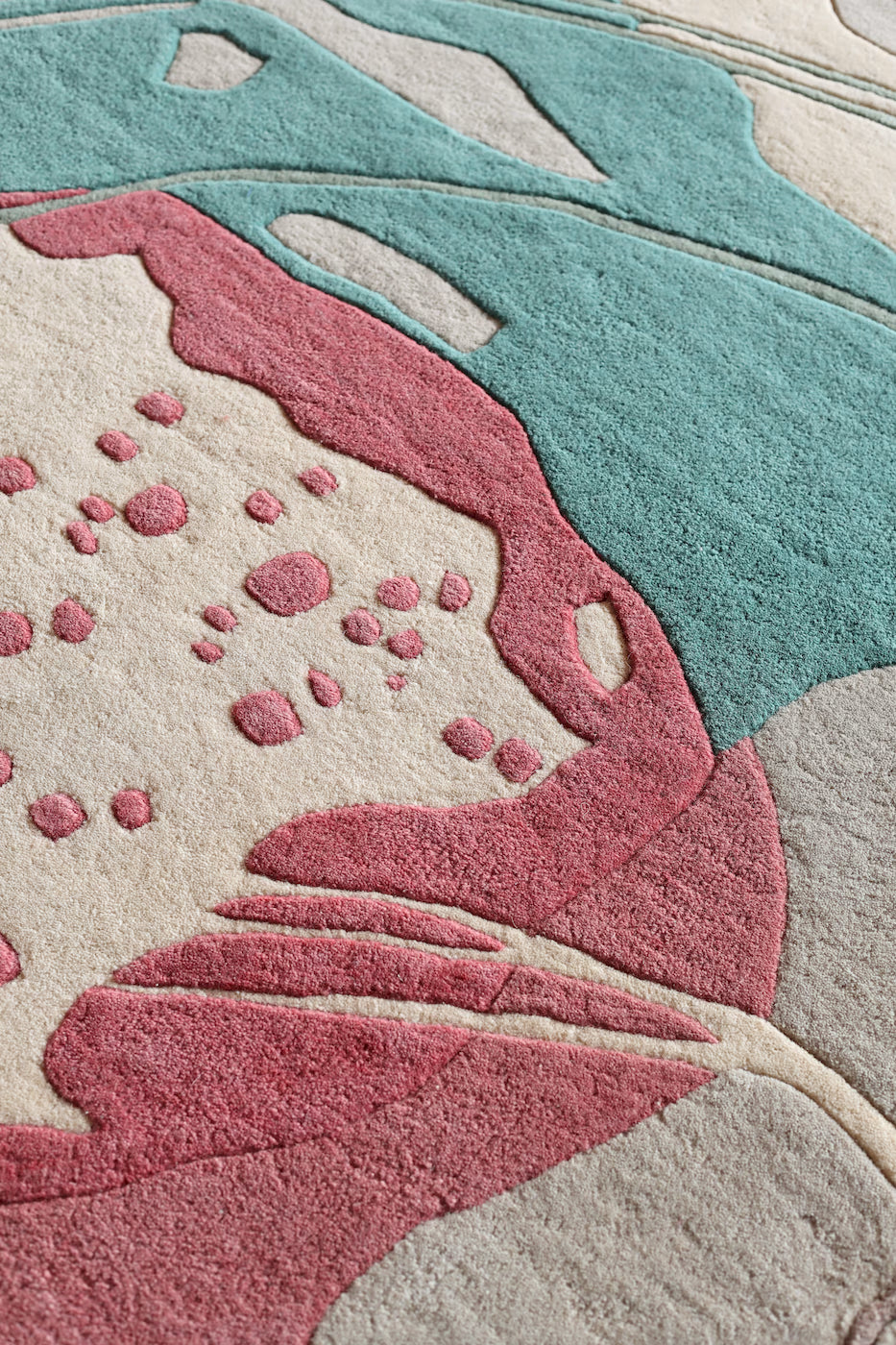 Designer flower shaped pink rug for modern interiors